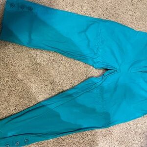 Women’s cotton turquoise capris